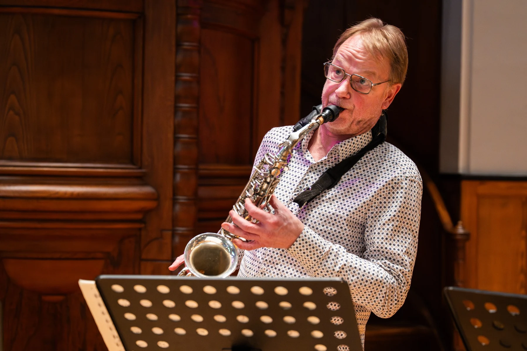 Arno Bornkamp performing on saxophone