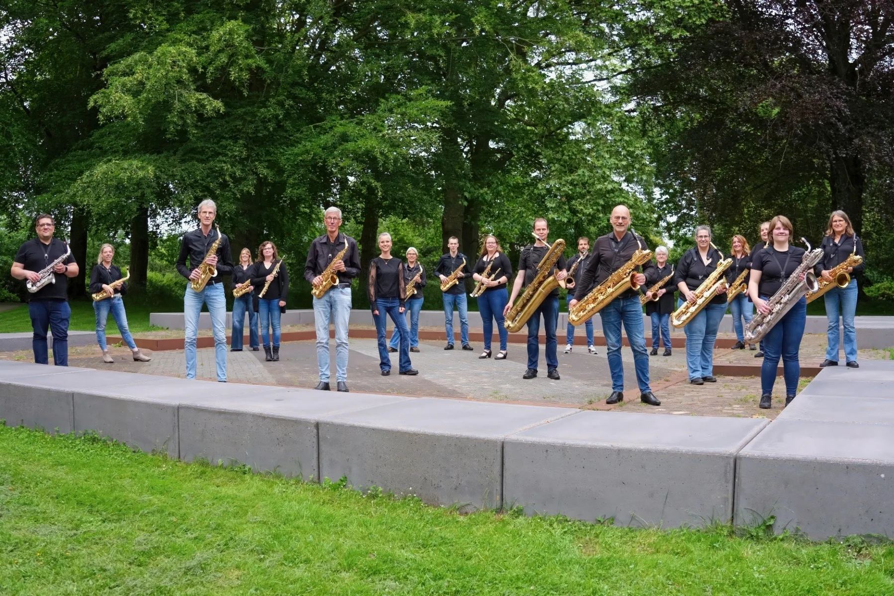 Saxofoonorkest050 ensemble outdoors