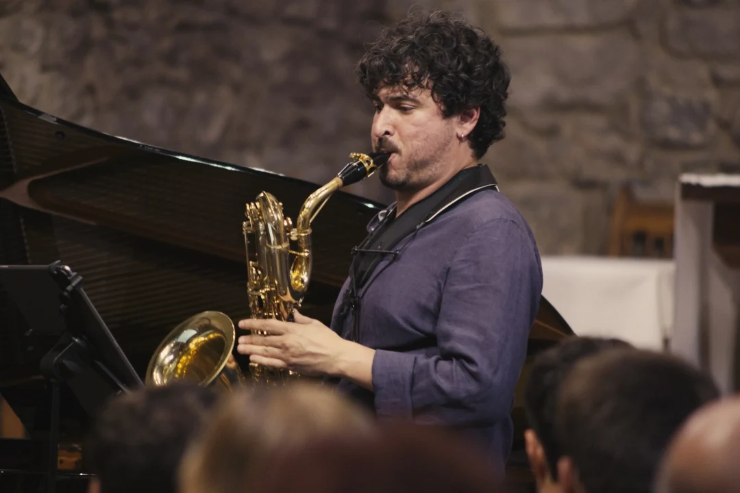 Xabier Oruesagasti performing on saxophone